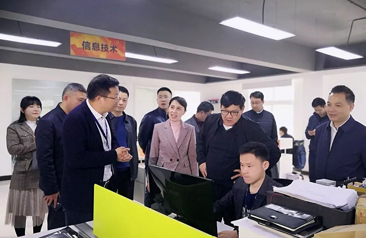 中國工程院李曉紅院長帶隊(duì)蒞臨中科天工調(diào)研指導(dǎo)02.jpg 中國工程院李曉紅院長帶隊(duì)蒞臨中科天工調(diào)研指導(dǎo)02.jpg