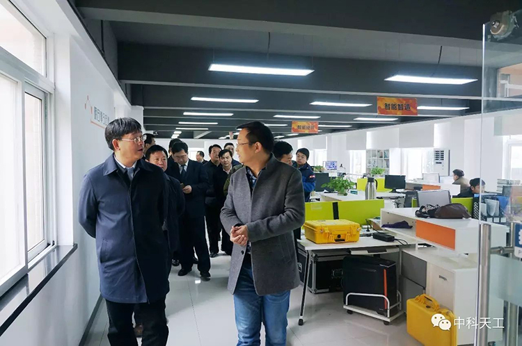 沙洋縣縣委書(shū)記率“四大家”領(lǐng)導(dǎo)蒞臨中科天工考察交流02.jpg 沙洋縣縣委書(shū)記率“四大家”領(lǐng)導(dǎo)蒞臨中科天工考察交流02.jpg