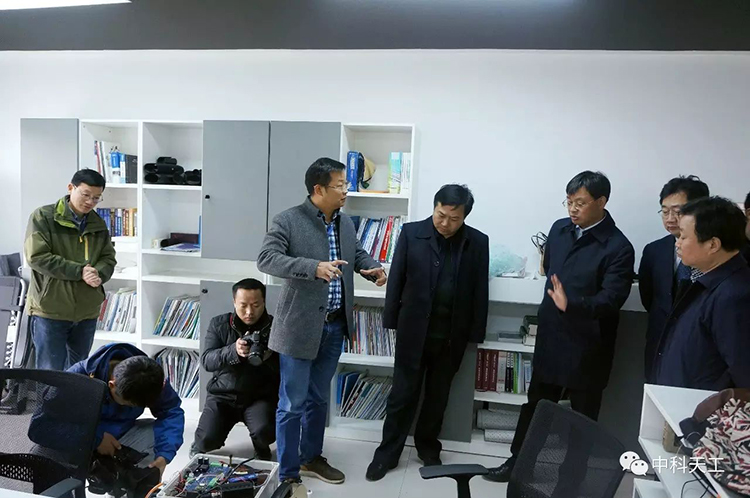 沙洋縣縣委書(shū)記率“四大家”領(lǐng)導(dǎo)蒞臨中科天工考察交流03.jpg 沙洋縣縣委書(shū)記率“四大家”領(lǐng)導(dǎo)蒞臨中科天工考察交流03.jpg