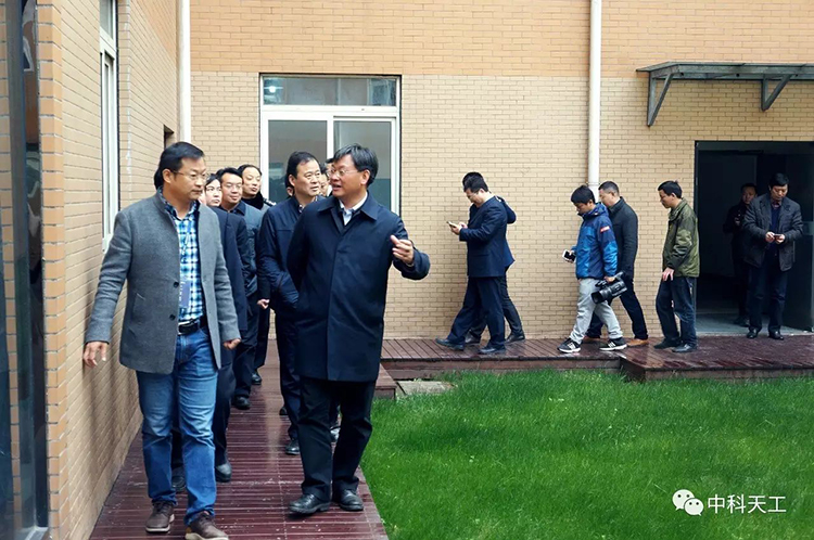 沙洋縣縣委書(shū)記率“四大家”領(lǐng)導(dǎo)蒞臨中科天工考察交流05.jpg 沙洋縣縣委書(shū)記率“四大家”領(lǐng)導(dǎo)蒞臨中科天工考察交流05.jpg